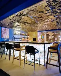 Vista do balcão translúcido com revestimento Pelle retroiluminado no Bar da CASACOR Paraná 2025