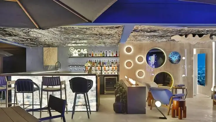 Bar de Givago Ferentz na CASACOR Paraná 2025, com balcão Pelle retroiluminado e lounge