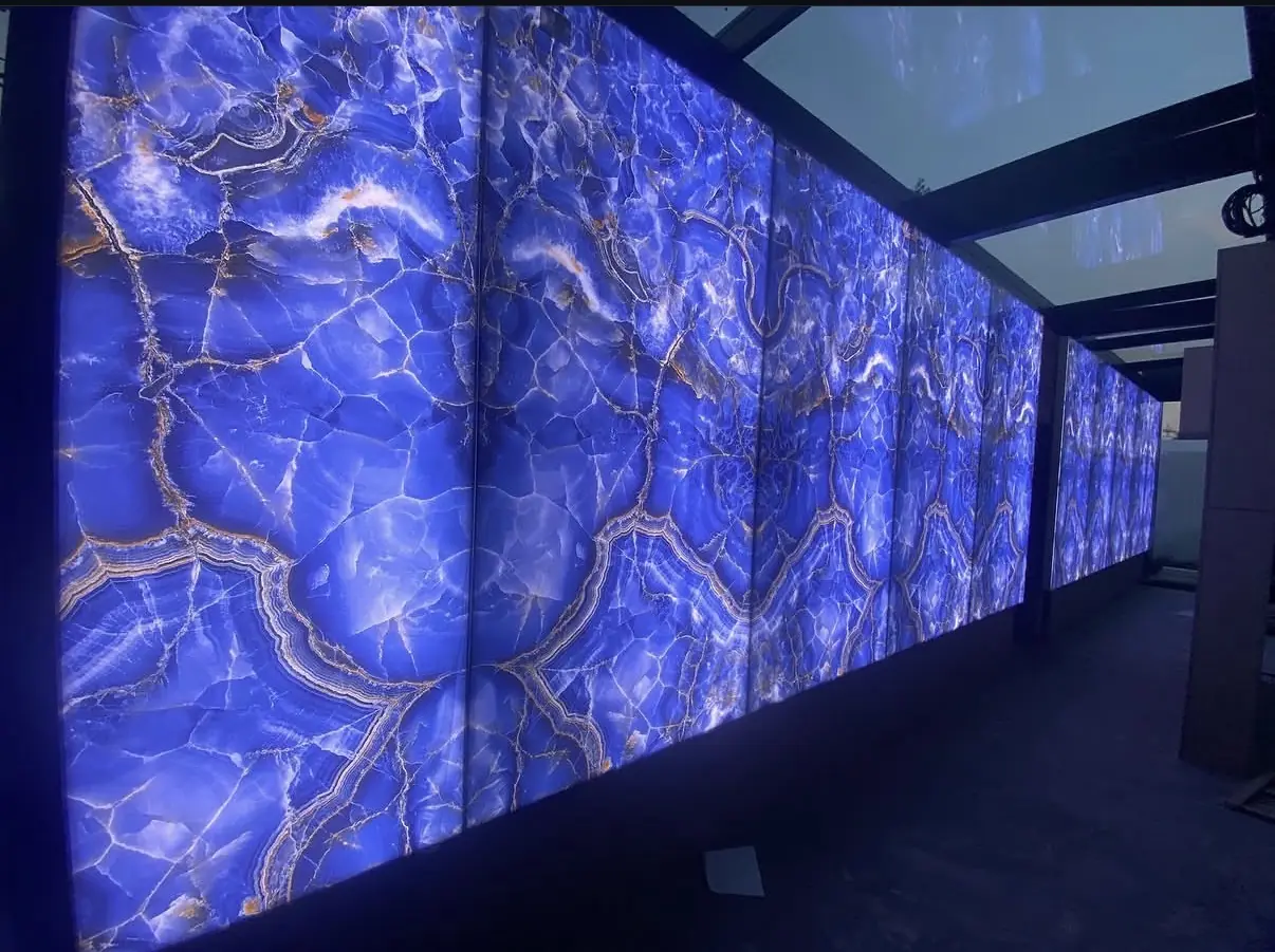 Painel contínuo de placas Pelle retroiluminadas em azul profundo