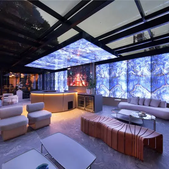 Lounge do Salão de Festas com superfícies Pelle azuis retroiluminadas