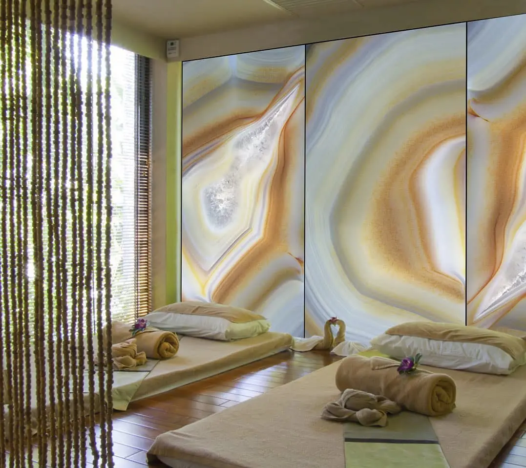 Ambiente com painel PELLE paginado em tons dourados