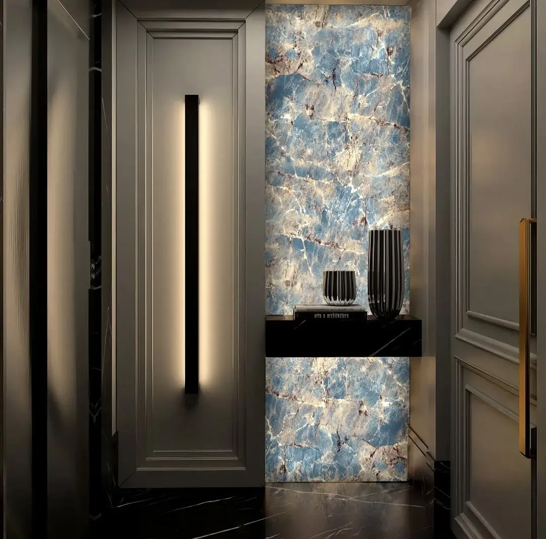 Painel vertical Pelle aplicado como destaque em um ambiente arquitetônico